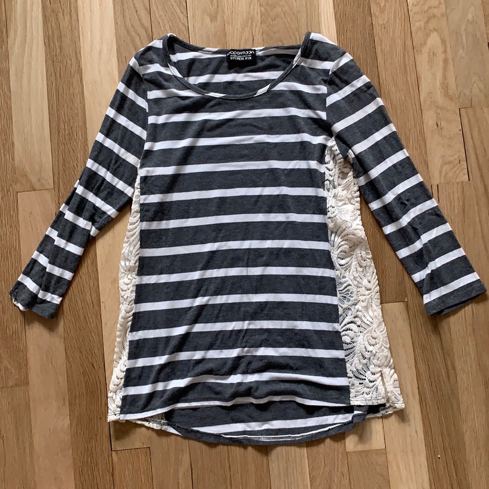 3/4 length sleeve top with lace detailing